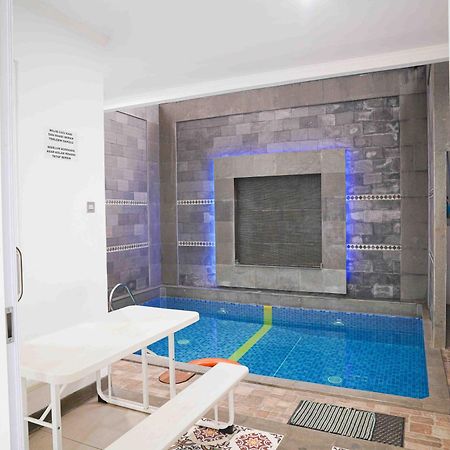 Schones Haus Private Pool & Netflix By Grorental Бандунг Экстерьер фото