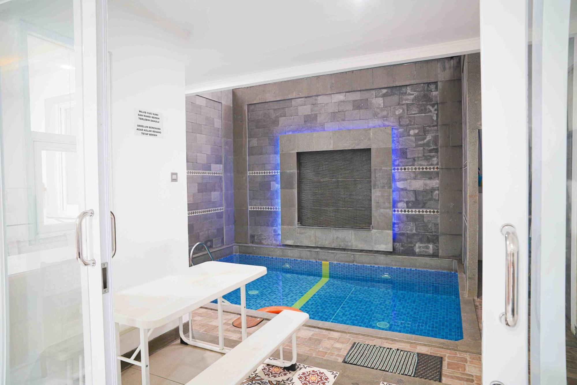 Schones Haus Private Pool & Netflix By Grorental Бандунг Экстерьер фото