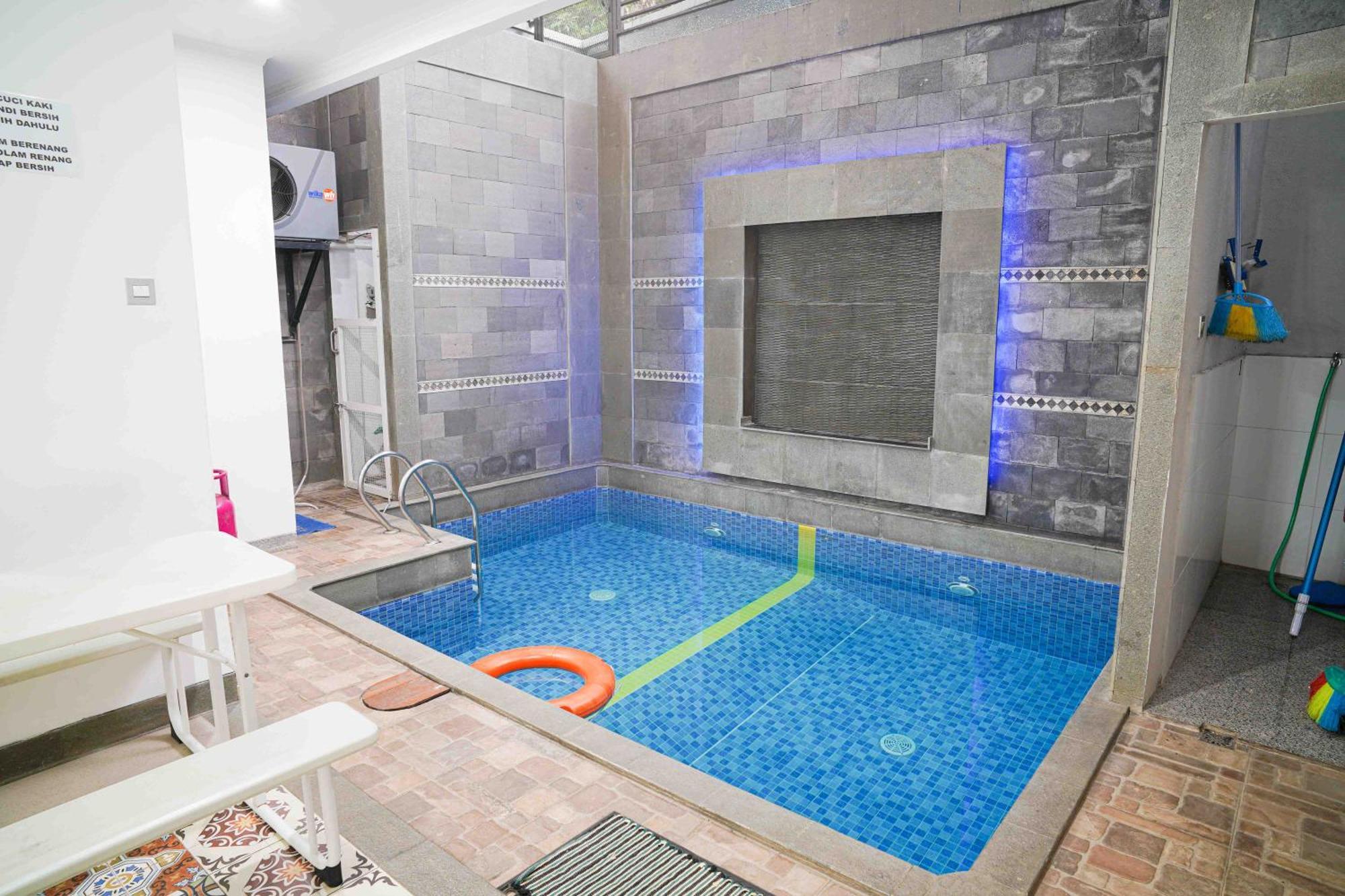 Schones Haus Private Pool & Netflix By Grorental Бандунг Экстерьер фото